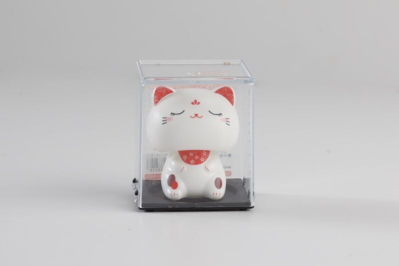 うなずきソーラー猫　目閉じ